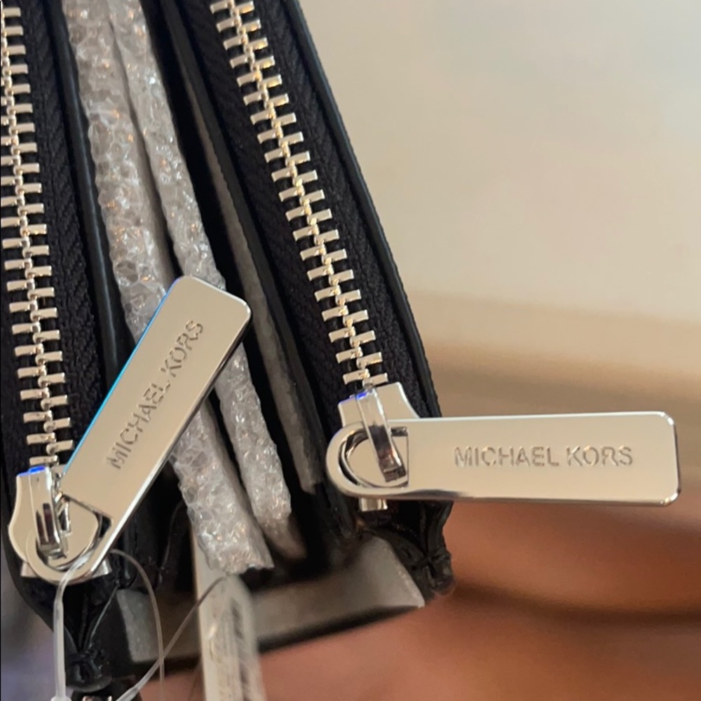 NWT MICHAEL KORS WRISTLET/WALLET - Picture 6 of 6